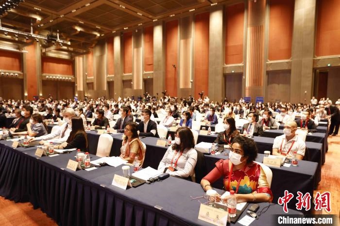 500余名專家學(xué)者、嘉賓代表以線上線下方式參加開幕式?！∈⒓样i 攝