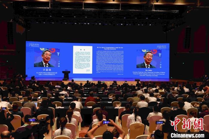 第九屆、第十屆全國(guó)人大常委會(huì)副委員長(zhǎng)許嘉璐向大會(huì)發(fā)來(lái)賀信。　盛佳鵬 攝