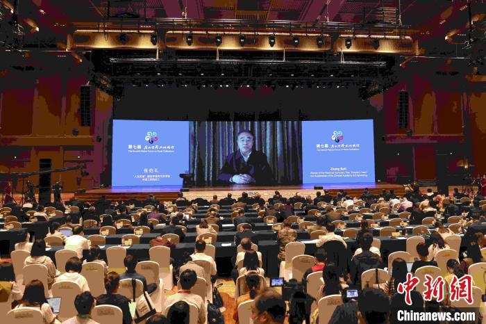 中國(guó)工程院院士、“人民英雄”國(guó)家榮譽(yù)稱號(hào)獲得者張伯禮通過(guò)視頻發(fā)表主旨演講?！∈⒓样i 攝