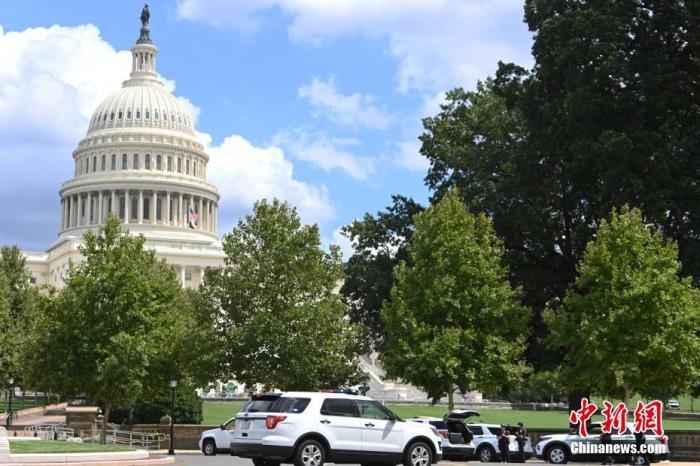 當?shù)貢r間8月19日，一名男子駕駛黑色皮卡至國會圖書館前，并聲稱車上有炸彈。該事件導致美國國會大廈周邊街道封鎖，警方還疏散了周邊國會辦公樓和聯(lián)邦最高法院里的工作人員。圖為警方在美國會大廈西側廣場警戒。 <a target='_blank' href='http://www.chinanews.com/'>中新社</a>記者 陳孟統(tǒng) 攝