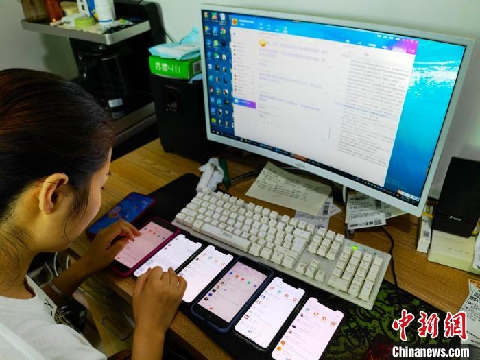 圖為網(wǎng)絡(luò)客服為網(wǎng)上“專車座套”客戶答疑釋惑?！巫雍?攝