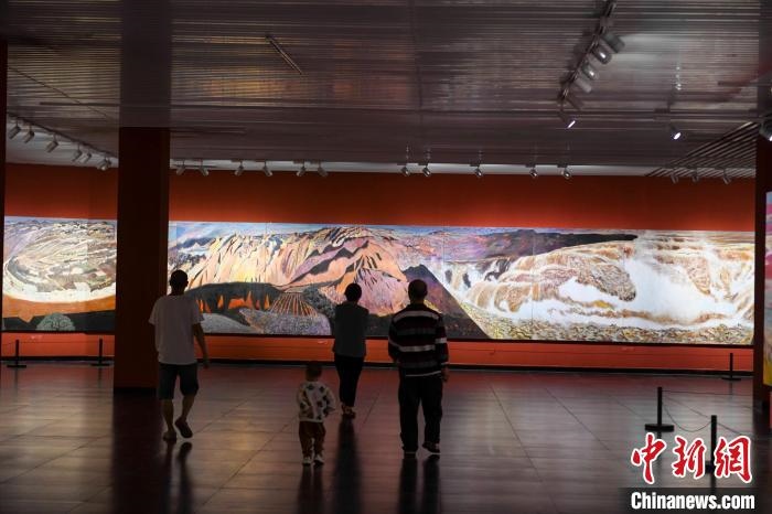 162米巨幅油畫長卷《黃河》吸引市民駐足觀看。　楊華峰 攝