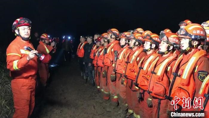 平遙縣消防救援大隊大隊長龔宇作總攻發(fā)起前的動員?！￠Z旭輝 攝