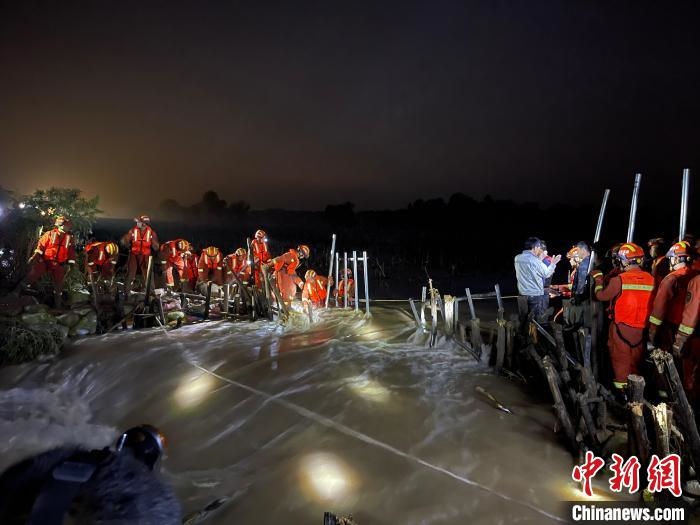 消防員分成左右兩路，同時發(fā)起決口封堵總攻?！￠Z旭輝 攝