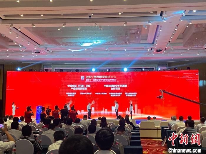 簽約現(xiàn)場?！×植?攝