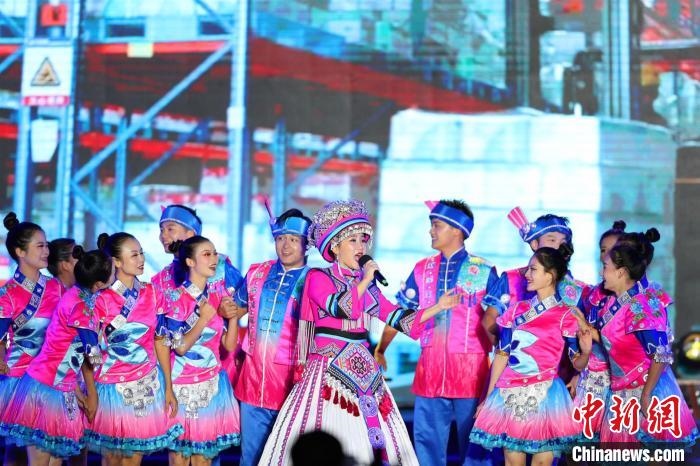 專場晚會上的民族歌舞表演?！涕L嬌 攝