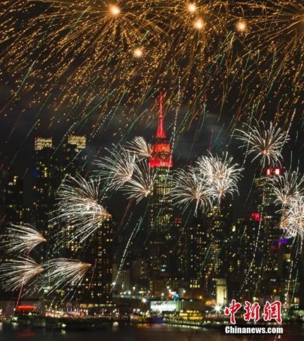 　　2018年，中國駐紐約總領(lǐng)事館前的哈德遜河上空燃放起焰火，慶祝中國狗年春節(jié)。