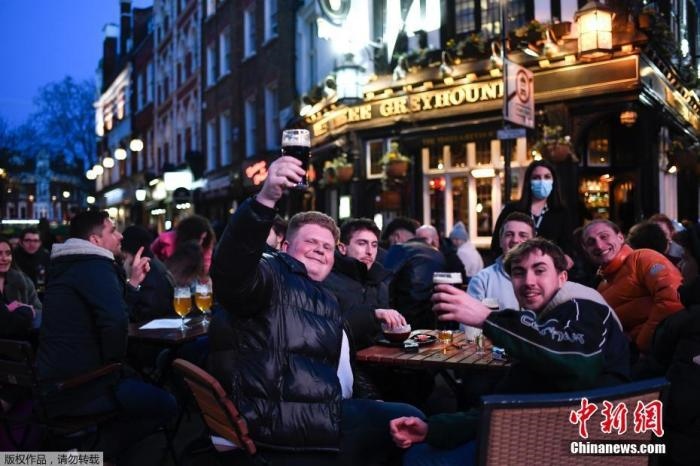 當(dāng)?shù)貢r(shí)間2021年4月12日，英國(guó)進(jìn)入放松疫情封鎖措施的第二階段。商鋪、理發(fā)店、健身房等被允許重新開(kāi)張，酒吧和餐館也可以在室外營(yíng)業(yè)。據(jù)悉，酒吧解封的第一晚，倫敦大批民眾在市中心喝酒跳舞，場(chǎng)面宛如狂歡節(jié)。