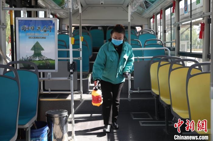 工作人員正在對公交車進行消殺?！∮诰?攝