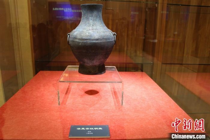 二級(jí)文物戰(zhàn)國(guó)時(shí)期漆蓋云紋銅壺?！≮w曉 攝