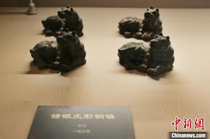 一級(jí)文物錯(cuò)銀虎形銅鎮(zhèn)?！≮w曉 攝