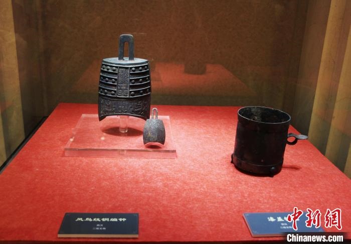 二級(jí)文物西漢鳳鳥(niǎo)紋銅編鐘、漆蓋銅卮?！≮w曉 攝