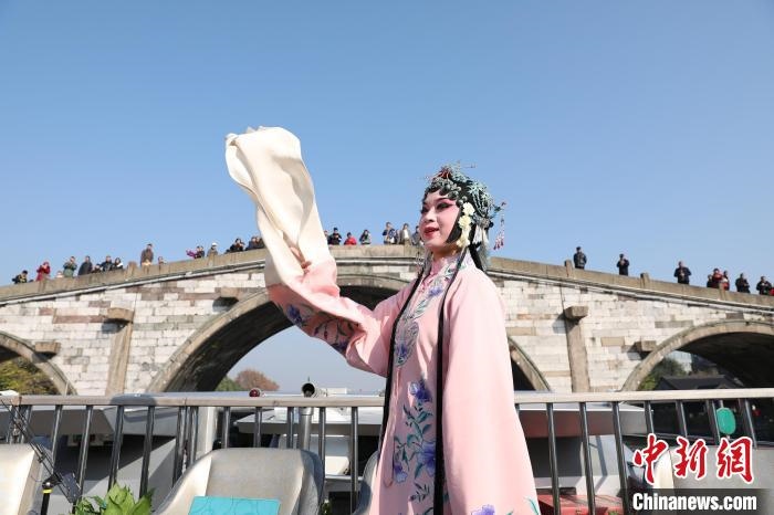 2019京杭對話的大運(yùn)河京杭雅集活動中，浙江昆劇團(tuán)國家一級演員楊崑在中國大運(yùn)河(杭州段)上進(jìn)行表演?！⌒燔?攝 攝