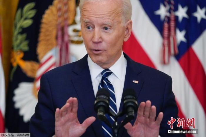 當?shù)貢r間3月25日，美國總統(tǒng)拜登舉行了上任60多天來的首場正式新聞記者會，回答了邊境危機、控槍、基建計劃等熱點問題。