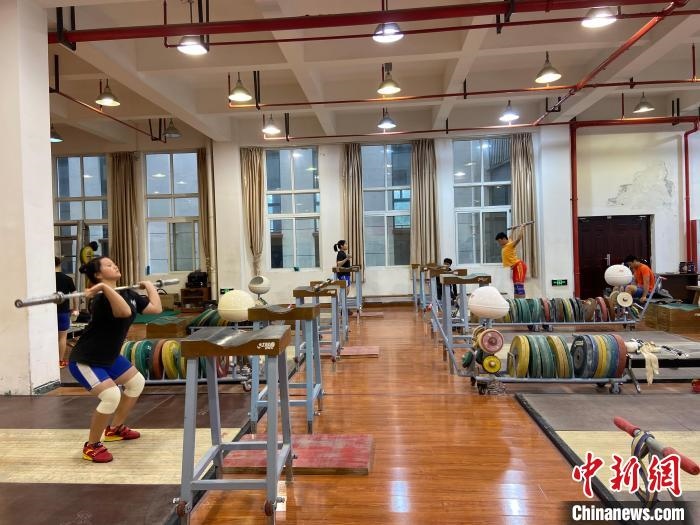 石智勇的師弟師妹們訓(xùn)練場(chǎng)景?！×植?攝