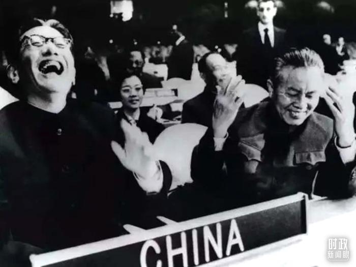 △1971年11月15日，以外交部副部長(zhǎng)喬冠華(左一)為團(tuán)長(zhǎng)、黃華(右一)為副團(tuán)長(zhǎng)的中國(guó)代表團(tuán)，首次出現(xiàn)在聯(lián)合國(guó)大會(huì)上。(資料圖)