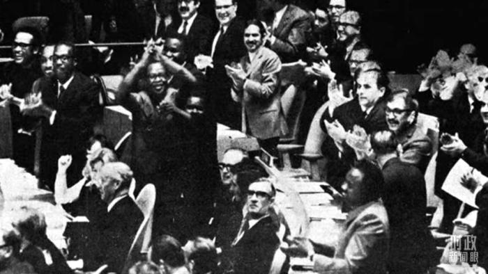 △第2758號(hào)決議通過(guò)后，現(xiàn)場(chǎng)爆發(fā)出熱烈歡呼聲。(資料圖)