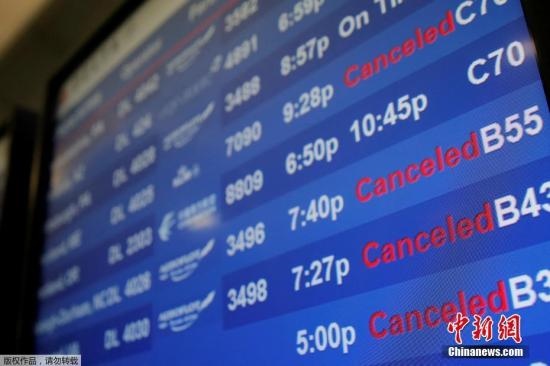 水管破裂造成第四航站樓的多家航班延誤或取消。圖為航站樓內(nèi)的電子公告牌顯示航班信息。