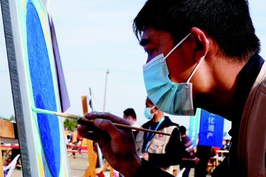 　　參加文物技能競賽彩畫項(xiàng)目的選手。