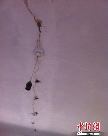 資料圖：房頂開(kāi)裂。