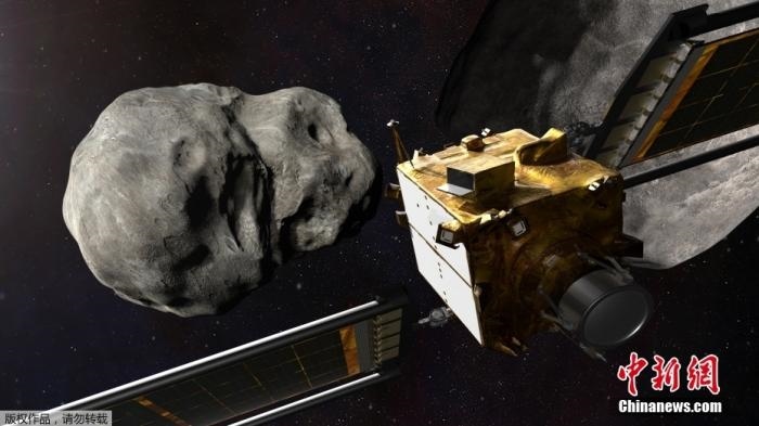 當(dāng)?shù)貢r(shí)間11月4日，法新社公布了兩張來自美國宇航局的太空效果圖，畫面顯示一艘宇宙飛船從小行星后面進(jìn)行撞擊。據(jù)悉，美國宇航局計(jì)劃讓一艘以每小時(shí)24000公里的速度飛行的宇宙飛船撞上一顆小行星以進(jìn)行“行星防御”測(cè)試，雖然地球尚且沒有面臨如此緊迫的危險(xiǎn)。