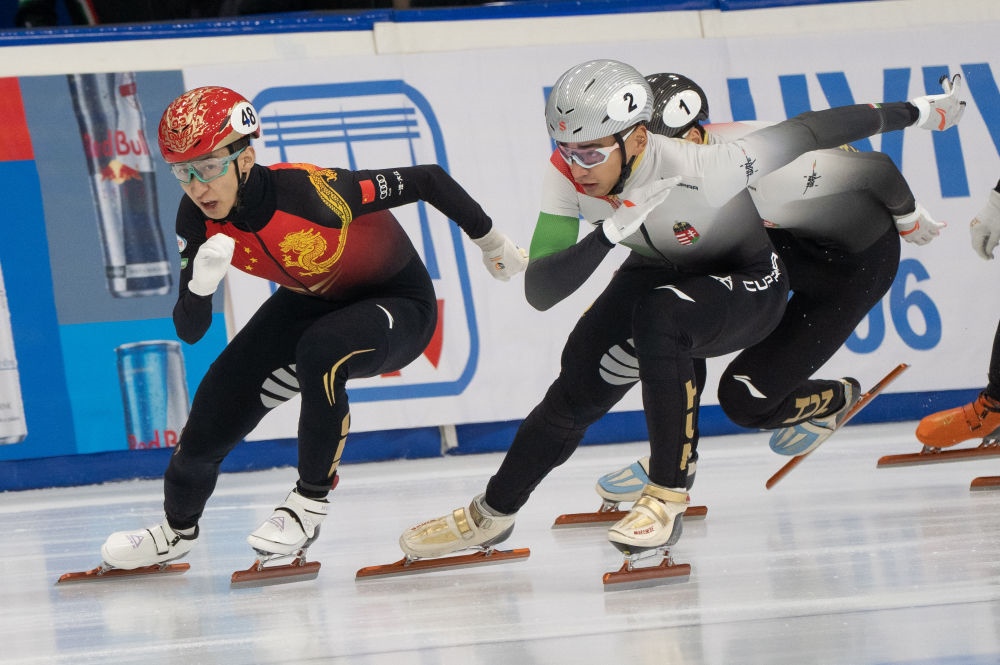 11月20日，中國選手武大靖(左)和匈牙利選手劉少林在比賽中。劉少林奪得冠軍，武大靖獲得第四名。新華社發(fā)(弗爾季·奧蒂洛 攝)