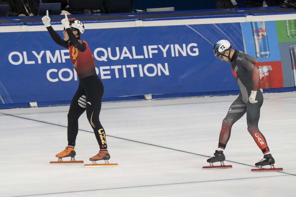 11月20日，任子威(左)在比賽后慶祝。新華社發(fā)(弗爾季·奧蒂洛 攝)