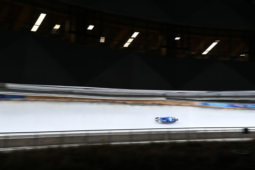 11月21日，美國選手馬茲德澤/泰爾迪曼在團(tuán)體接力比賽中。新華社記者陳益宸攝