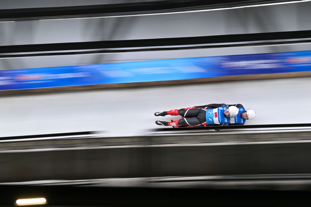 11月21日，“相約北京”國際雪橇聯(lián)合會雪橇世界杯，中國選手黃葉波/彭俊越在團(tuán)體接力比賽中。新華社記者陳益宸攝