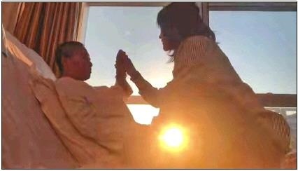 每天早上媽媽醒來(lái)后，母女倆都會(huì)迎著晨曦握手、擊掌?！∫曨l截圖