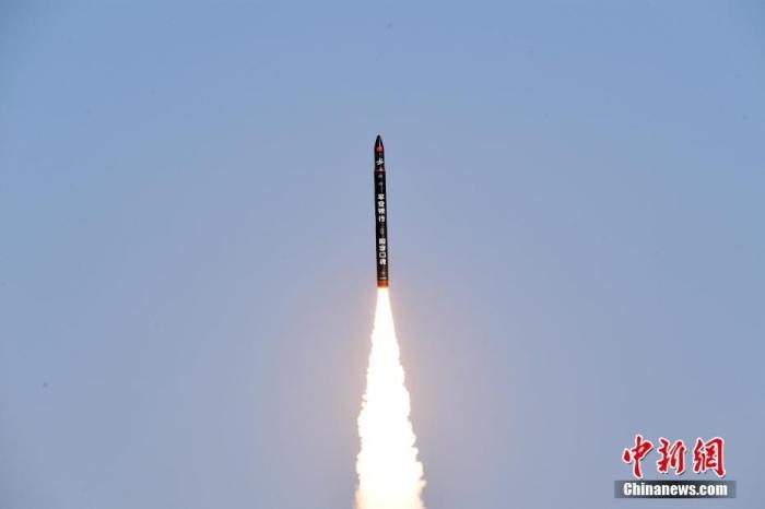 北京時(shí)間2021年12月7日12時(shí)12分，谷神星一號遙二運(yùn)載火箭在中國酒泉衛(wèi)星發(fā)射中心成功發(fā)射升空，將搭載的天津大學(xué)一號、麗澤一號、寶醞號、金紫荊五號、金紫荊一號03星等5顆小衛(wèi)星順利送入預(yù)定軌道，發(fā)射任務(wù)獲得圓滿成功。汪江波 攝