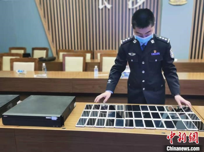 民警展示作案工具。　長(zhǎng)沙市公安局供圖