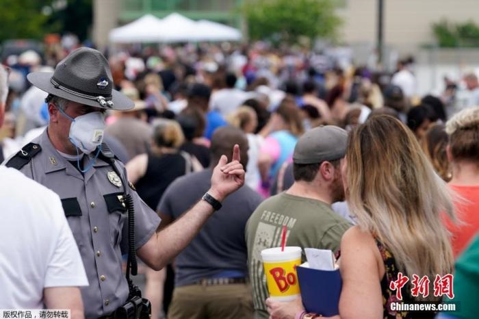 當(dāng)?shù)貢r(shí)間6月17日，美國(guó)肯塔基州國(guó)會(huì)大樓外，上千名在疫情期間失業(yè)的美國(guó)民眾在此排隊(duì)等候進(jìn)入大樓。據(jù)悉肯塔基州在疫情期間開(kāi)設(shè)了臨時(shí)失業(yè)辦公室。