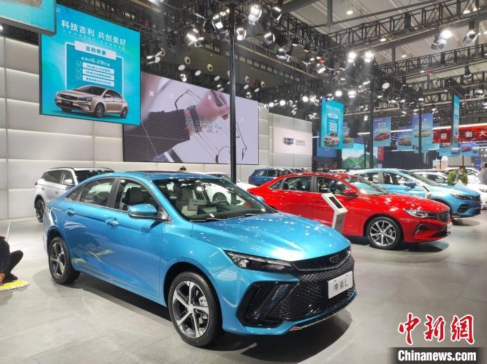 長沙國際車展上展出的汽車?！√菩∏?攝