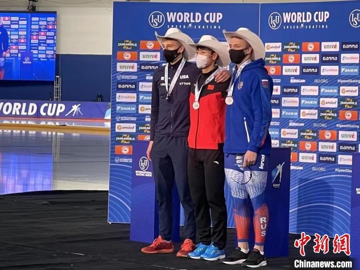 寧忠?guī)r在頒獎儀式上?！『邶埥◇w育局提供