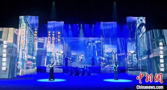 圖為“百年風(fēng)華”大型音樂史詩(shī)劇現(xiàn)場(chǎng)?！⒑ｌ` 攝