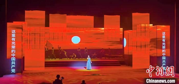 圖為“百年風(fēng)華”大型音樂史詩(shī)劇現(xiàn)場(chǎng)。　劉海靈 攝