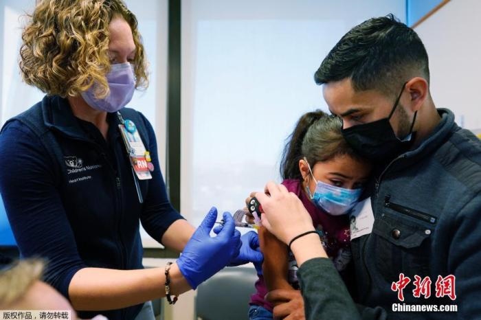 資料圖：當(dāng)?shù)貢r間11月3日，美國華盛頓，國立兒童醫(yī)院為孩子接種疫苗。美國新冠疫苗接種進(jìn)入了一個新階段，數(shù)百萬名小學(xué)生現(xiàn)在可以接種疫苗。