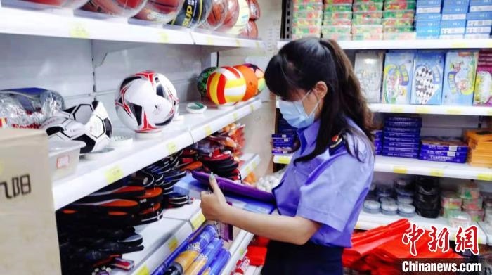 圖為秦皇島市海港區(qū)市場監(jiān)督管理局工作人員正在檢查涉冬奧標(biāo)志商品?！∏鼗蕧u市海港區(qū)市場監(jiān)督管理局供圖