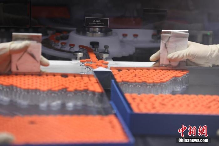 資料圖：北京科興中維生物技術(shù)有限公司生產(chǎn)線上的疫苗。 <a target='_blank' href='/'>中新社</a>記者 蔣啟明 攝 　