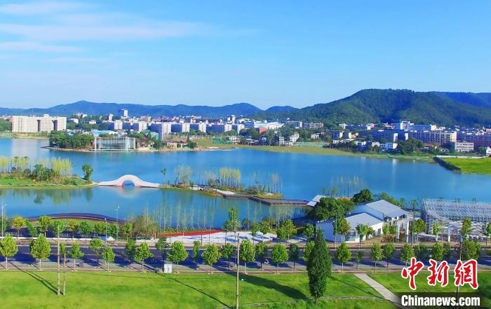 后湖藝術(shù)園?！√菩∏?攝