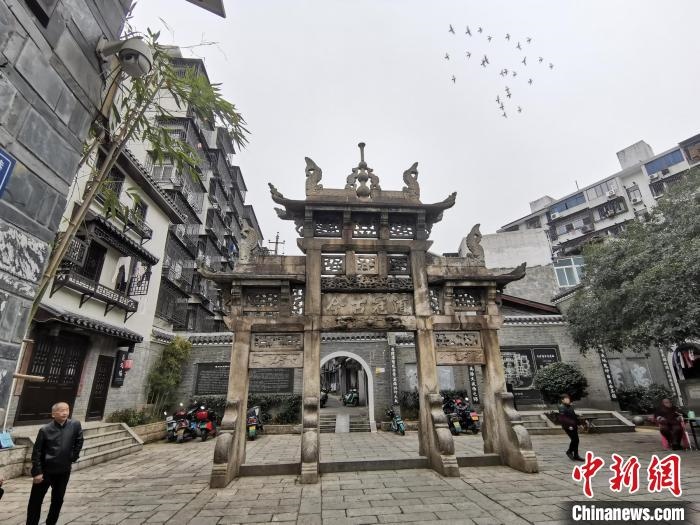 “道冠古今”牌坊?！×荷?攝