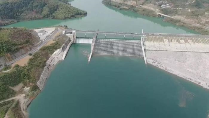 　　圖1 2021年12月7日，督察組使用無人機(jī)拍攝，保護(hù)區(qū)實(shí)驗(yàn)區(qū)內(nèi)的八吝大壩已建成，且未設(shè)置過魚設(shè)施