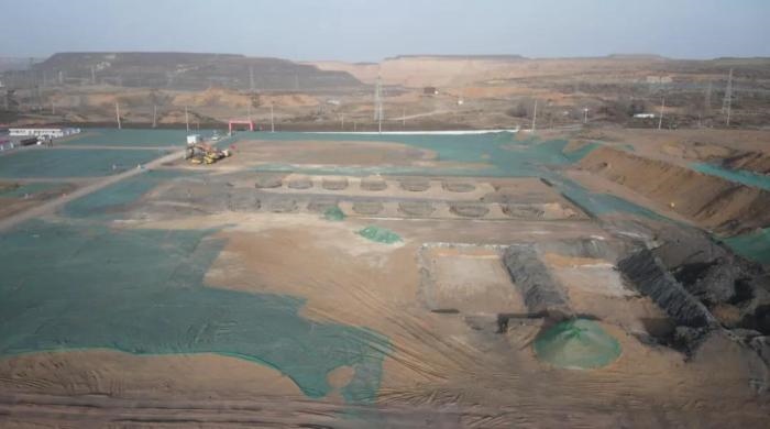 2021年12月11日，督察組使用無人機(jī)拍攝，神木市蘭炭產(chǎn)業(yè)特色園區(qū)檸條塔片區(qū)廢水集中處理設(shè)施僅完成部分基礎(chǔ)建設(shè)