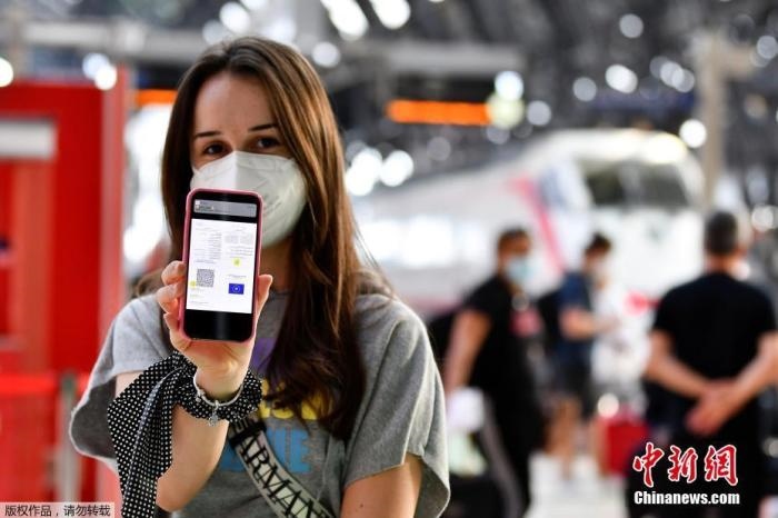 當?shù)貢r間2021年9月1日，意大利米蘭，乘客在火車站出示的健康證明。