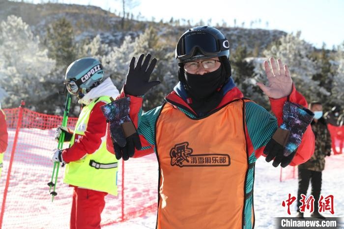 圖為滑雪場現(xiàn)場?！≡S婷 攝