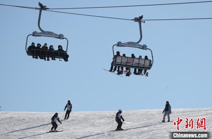 圖為滑雪場現(xiàn)場。　許婷 攝