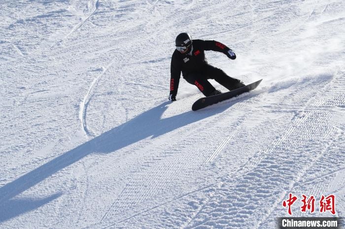 圖為滑雪場現(xiàn)場?！≡S婷 攝