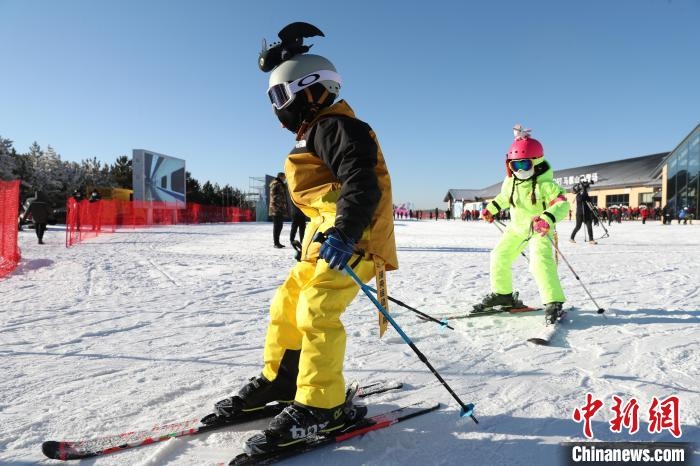 圖為滑雪場現(xiàn)場?！≡S婷 攝
