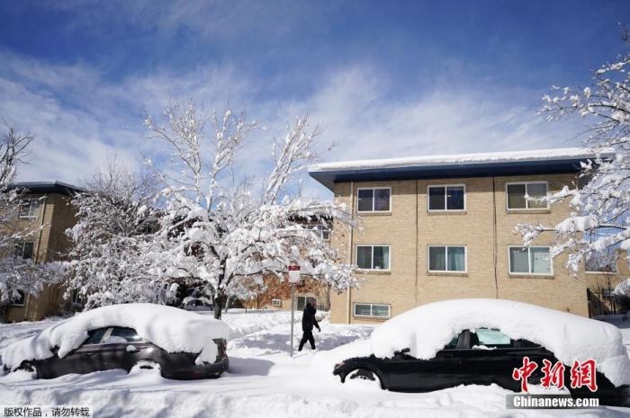 資料圖：當(dāng)?shù)貢r(shí)間2021年3月15日，美國(guó)科羅拉多州丹佛，當(dāng)?shù)赜瓉?lái)強(qiáng)暴風(fēng)雪天氣，城市被積雪覆蓋。